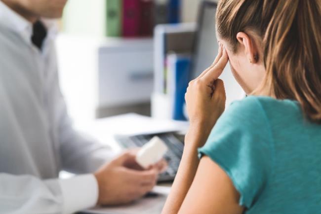 אישה סובלת מדיכאון בפגישה אצל רופא שמציע לה תרופות נוגדות דיכאון, כמו ציפרלקס